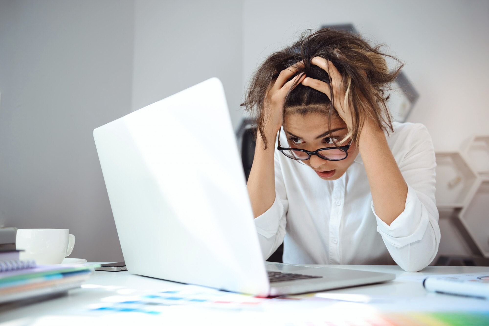 Femme stressée devant ordinateur.